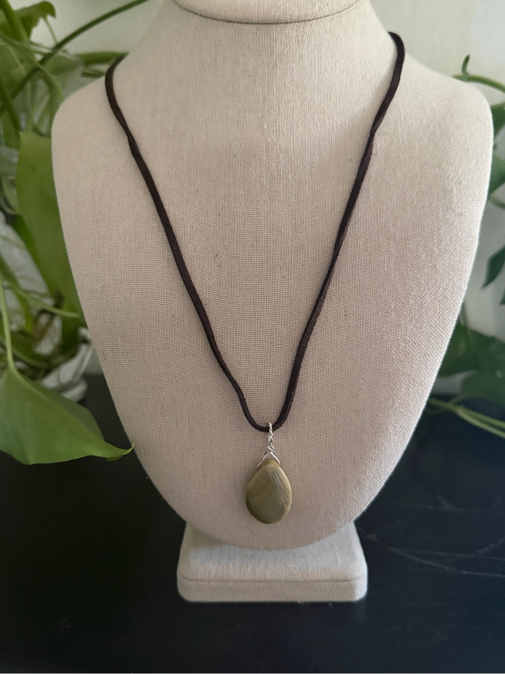 Vintage Lia Sophia Tan Teardrop Gemstone Pendant Necklace